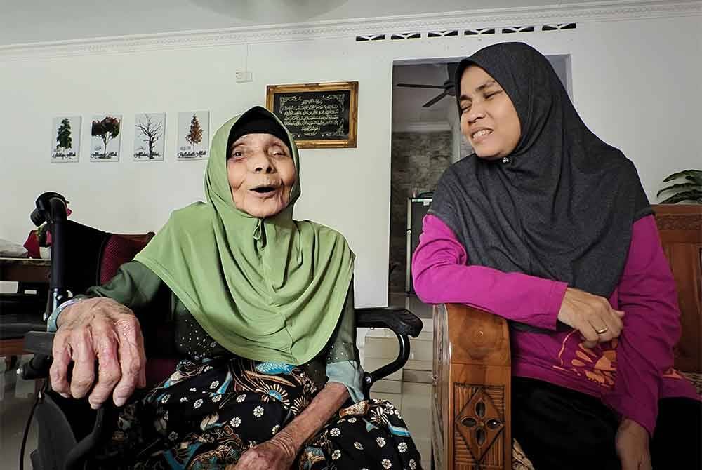 Rosidah tersenyum mendengar celoteh emaknya