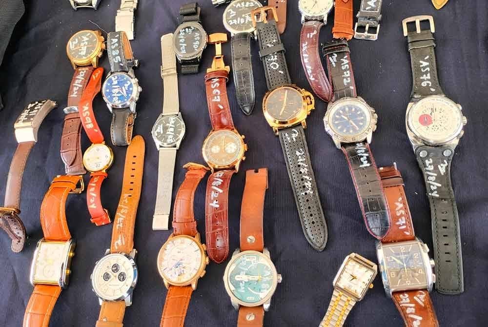 Sebanyak 27 utas jam tangan pelbagai jenama turut dirampas.