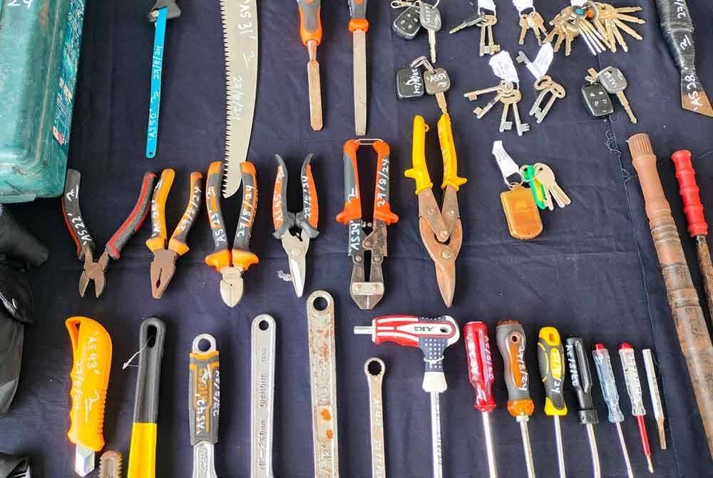 Peralatan dipercayai digunakan untuk pecah rumah.