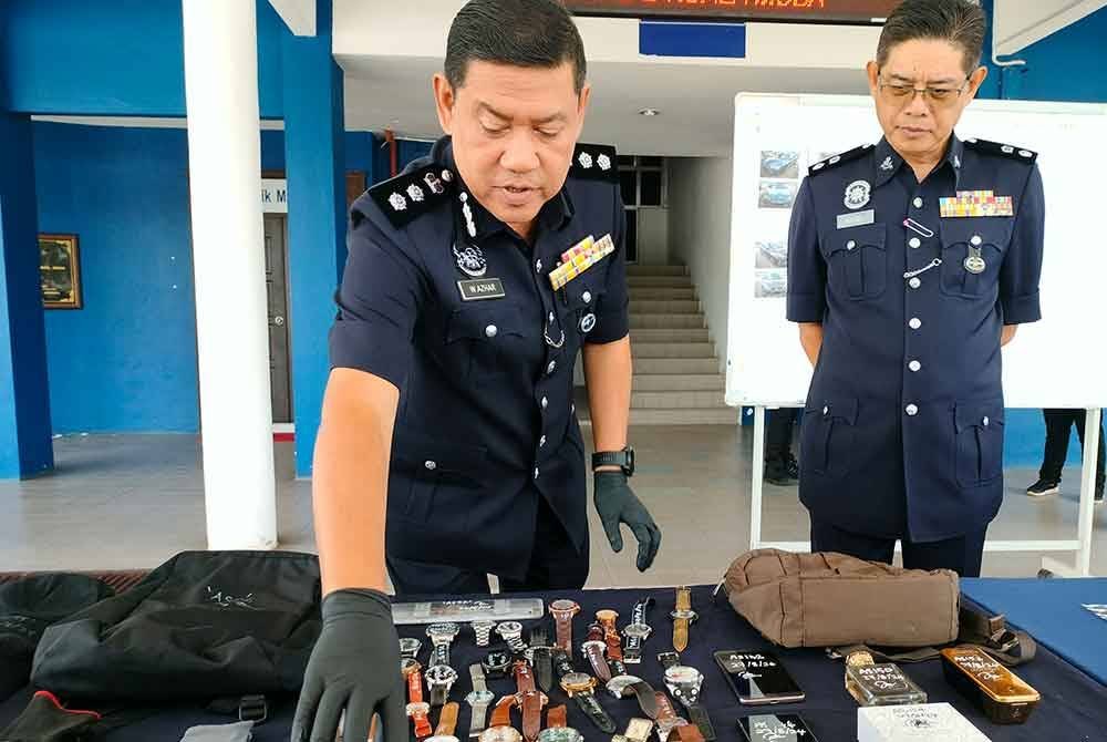 Wan Azharudin menunjukkan barang yang dirampas daripada Geng Ah Boon dalam beberapa serbuan sekitar Kuala Muda.
