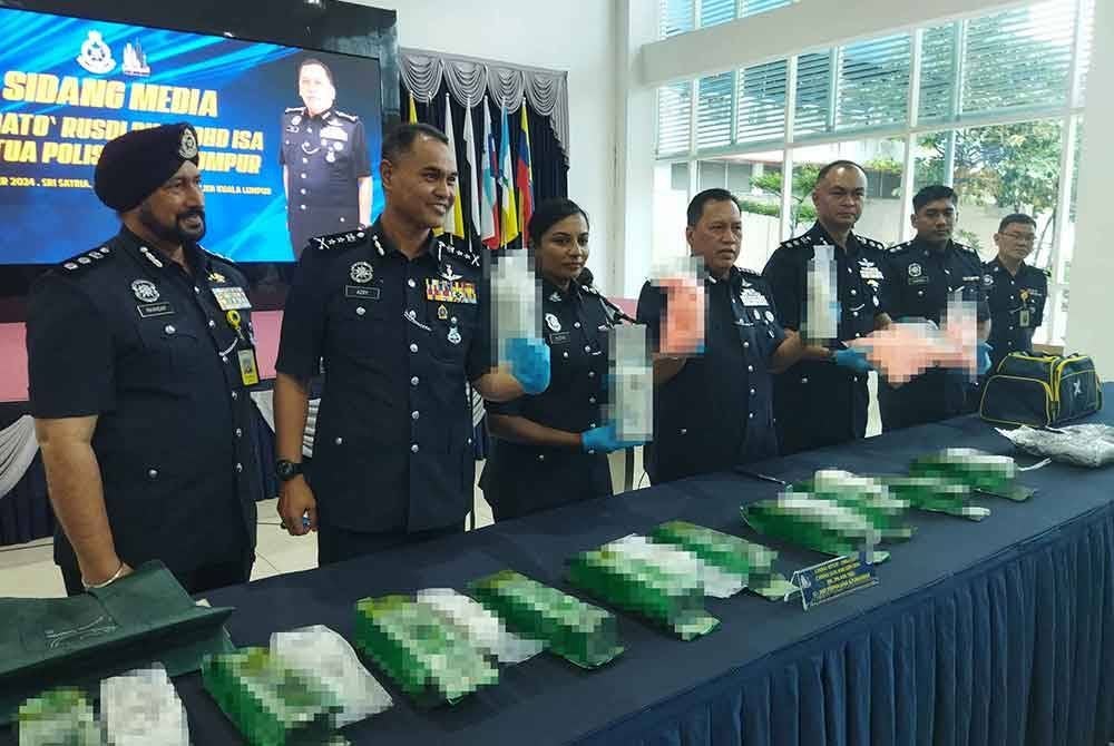 Rusdi (empat kiri) menunjukkan dadah yang dirampas ketika sidang akhbar di Ibu Pejabat Polis Kontinjen Kuala Lumpur pada Khamis.