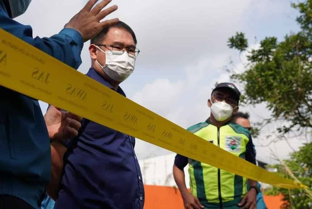 Tian Soon meninjau lokasi penemuan beberapa objek yang tidak dikenal pasti yang dibuang di tepi sungai dalam bentuk bungkusan di anak Sungai Pandan berhampiran Taman Daya Johor Bahru. Foto Tian Soon