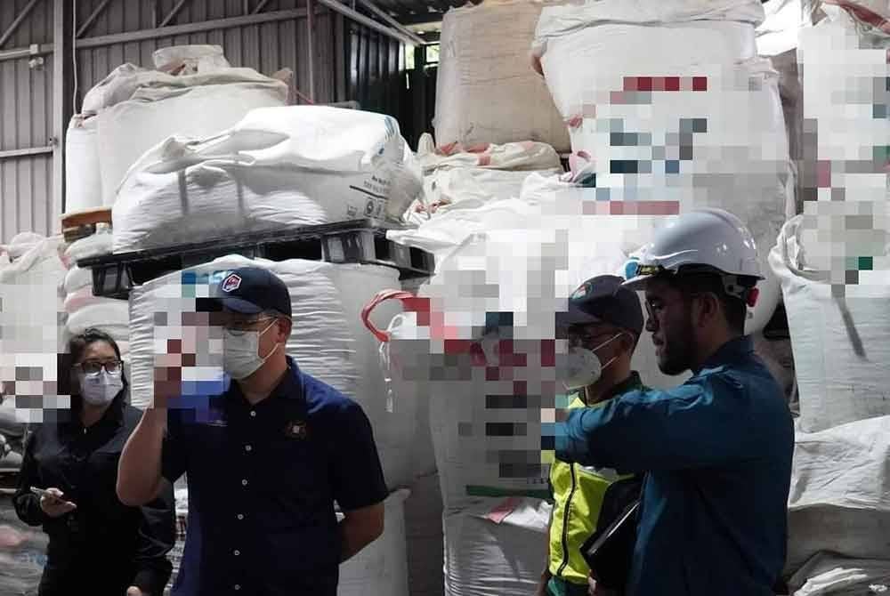 Tian Soon bersama anggota JAS Johor melakukan pemeriksaan rutin di kawasan kilang-kilang di Kawasan Perindustrian Tebrau 1. Foto Tian Soon