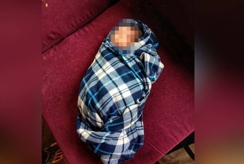 Bayi perempuan yang ditemui oleh kakitangan rumah perlindungan kira-kira jam 7.30 pagi pada Khamis. Foto Ihsan PDRM