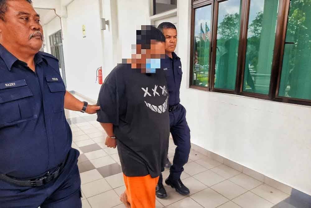 Pengawal keselamatan berusia 39 tahun ketika dibawa keluar dari Mahkamah Sesyen di Alor Gajah, pada Khamis.