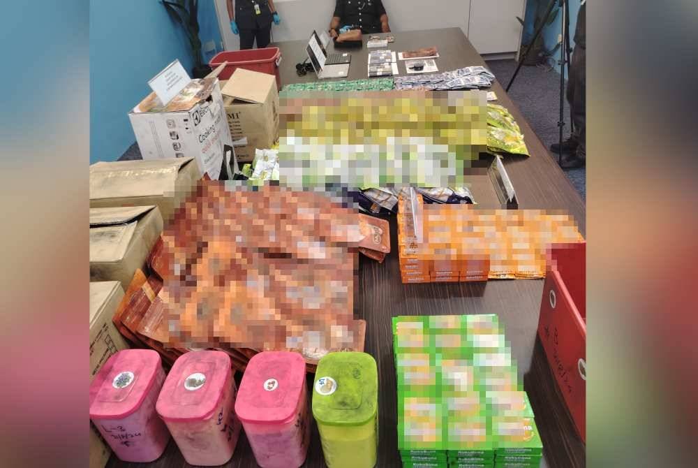 Polis merampas pelbagai peket disyaki berisi dadah bernilai lebih RM50,000 susulan tangkapan dua suspek di Jalan Ipoh, Kuala Lumpur pada 30 Ogos lalu.