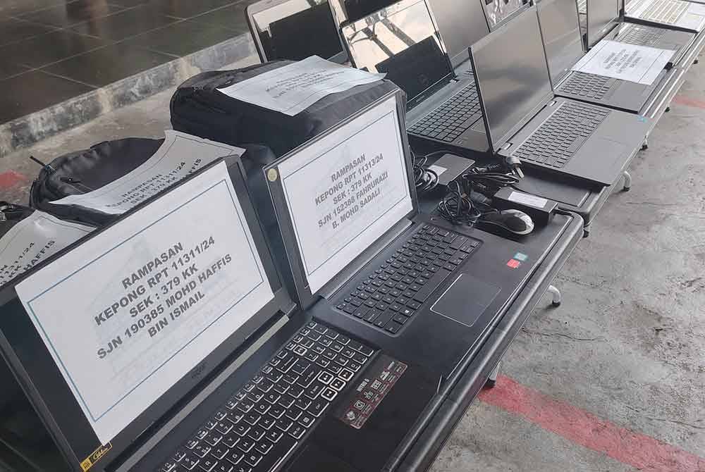 Antara komputer riba yang dirampas dipercayai hasil jenayah dilakukan Geng Thamu.