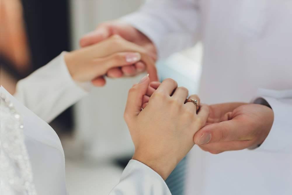 KEPADA pasangan suami isteri, sama-samalah kita membentuk keluarga yang mulia kerana ia merupakan teras penting kepada struktur masyarakat yang berakhlak dan bertamadun. -Foto: Canva