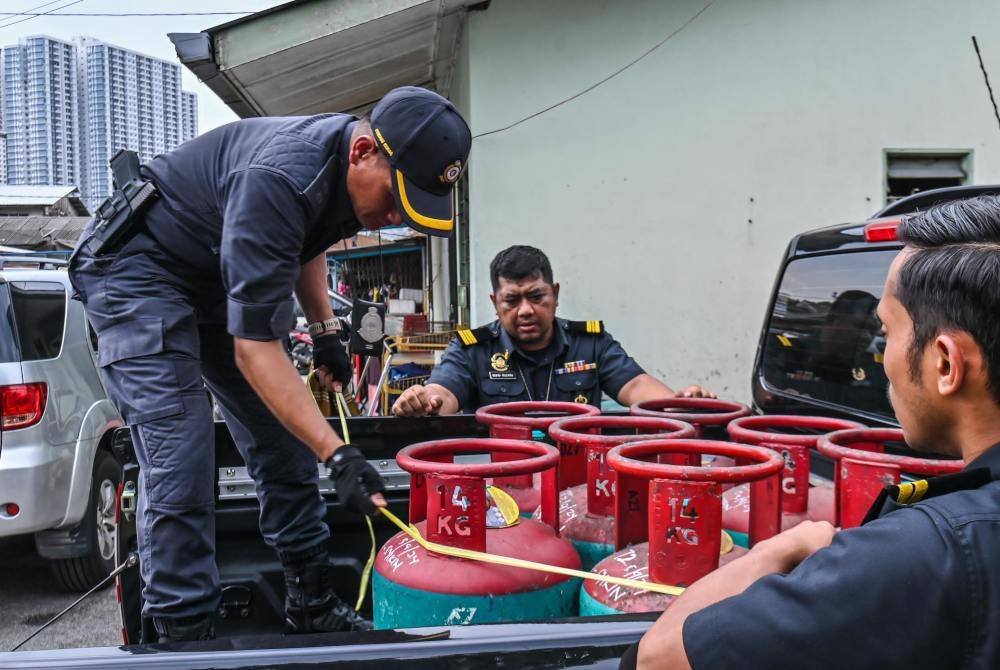 KPDN menyita tong gas LPG menerusi operasi di kedai runcit di sekitar Segambut Dalam, Kuala Lumpur pada Khamis.