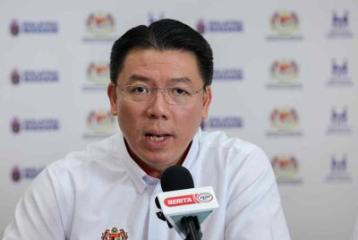 Kor Ming bercakap kepada pemberita selepas hadir pada Program Sentuhan Kasih Kementerian Perumahan dan Kerajaan Tempatan (KPKT) di Residensi PRIMA Pelangi Indah hari ini. Foto Bernama