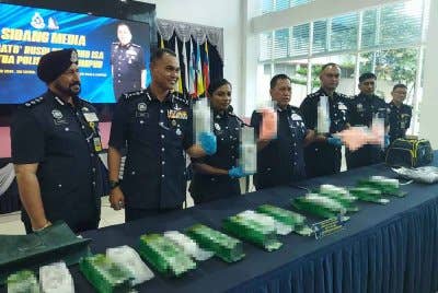 Rusdi (empat kiri) menunjukkan dadah yang dirampas ketika sidang akhbar di Ibu Pejabat Polis Kontinjen Kuala Lumpur pada Khamis.