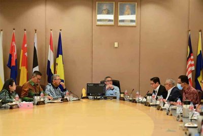 Shamsul Azri (tengah) ketika mempengerusikan mesyuarat Jawatankuasa Tatakelola Nasional bilangan 2/2024 pada Khamis. - Foto: FB Shamsul Azri Abu Bakar