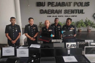 Ahmad Sukarno (tengah) menunjukkan barang kes yang dirampaskan membabitkan Geng Thamu dalam serbuan baru-baru ini.