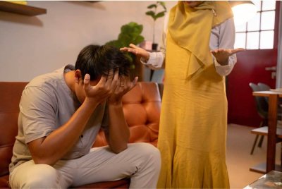 SUAMI sebagai ketua keluarga sepatutnya mendidik isteri untuk sama-sama menunaikan ketaatan kepada ALLAH. -Foto: Canva