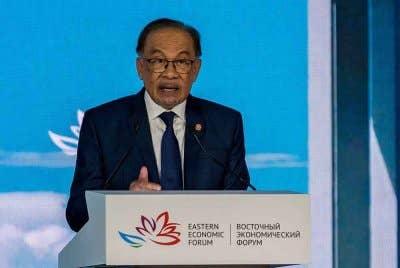 Anwar menyampaikan ucaptama pada sesi pleno sempena Forum Ekonomi Timur (EEF) ke-9 di Kampus Far Eastern Federal University (FEFU) hari ini. Foto Bernama