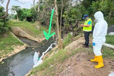 JAS memasang penghadang minyak di anak Sungai Pandan.