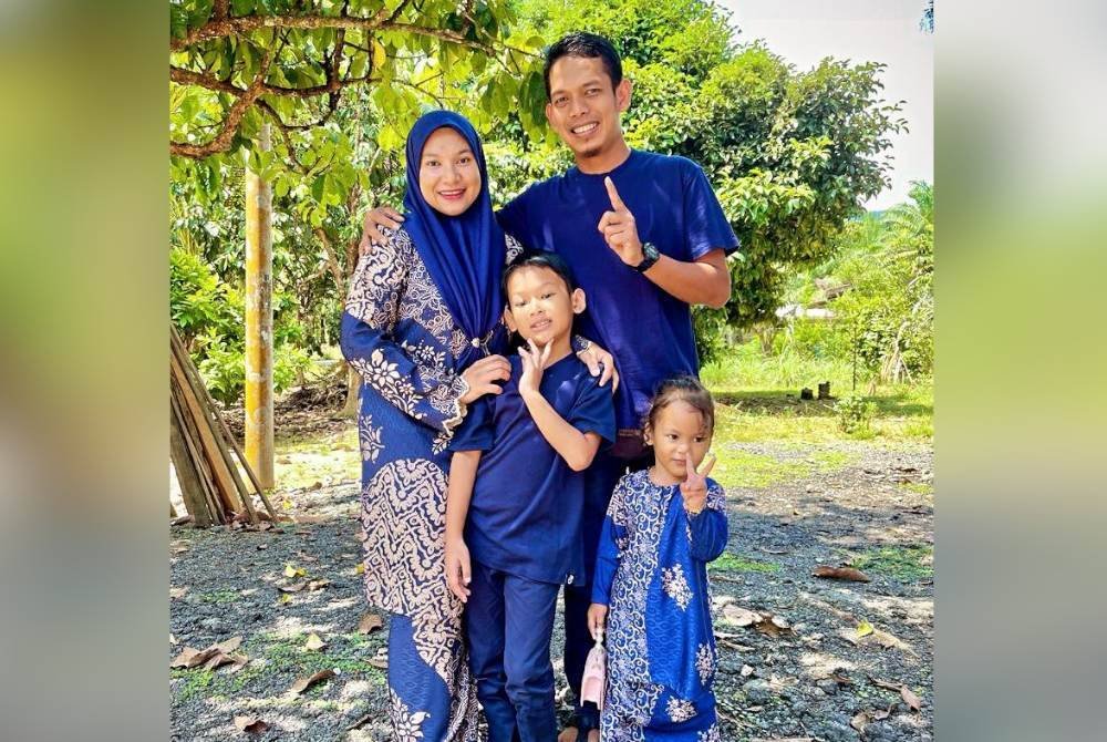 Siti Nadirah (kiri) bersama keluarga.