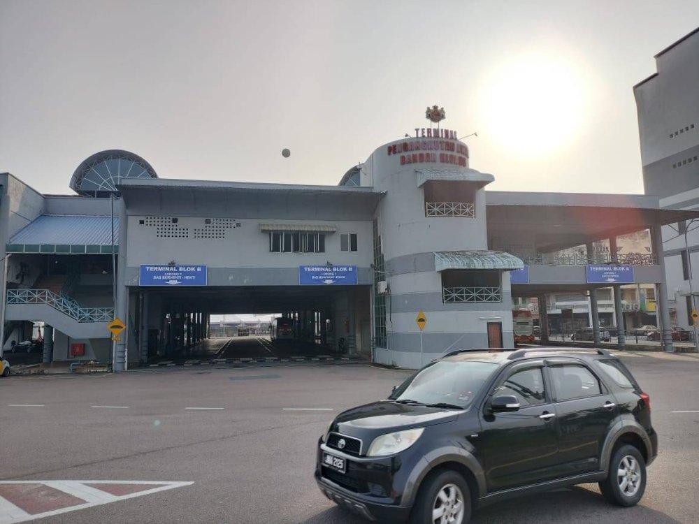 Terminal Pengangkutan Awam Kluang di tengah bandar Kluang yang terletak di dalam DUN Mahkota. 