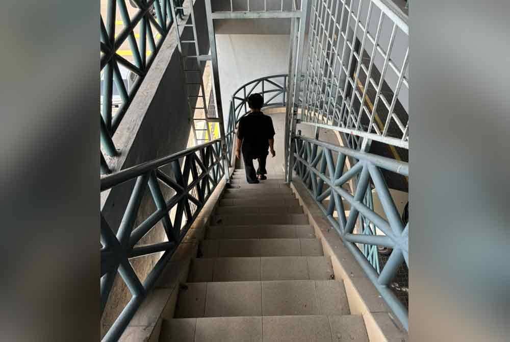 Keadaan tangga yang curam tidak sesuai untuk golongan warga emas.