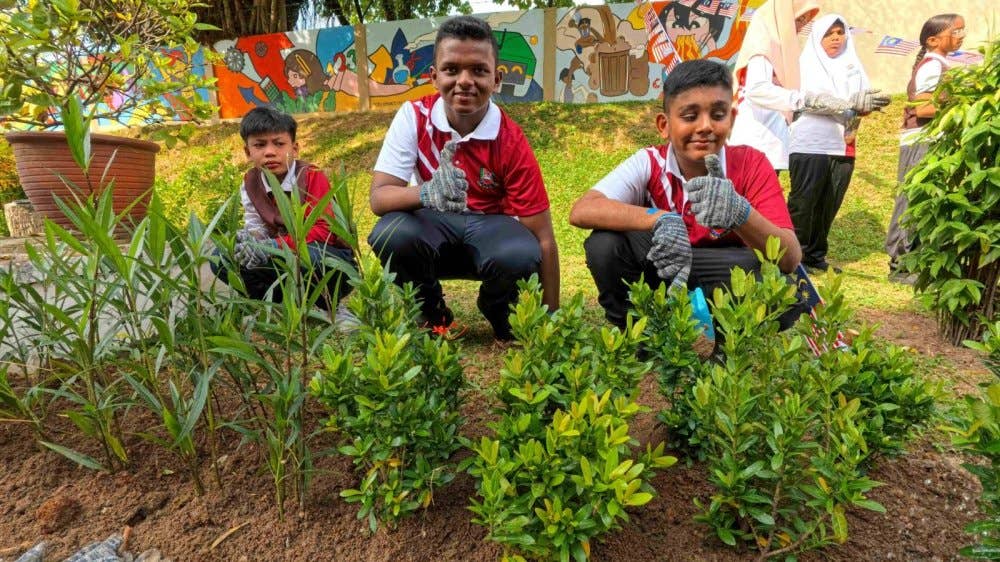 Kira-kira 100 orang murid dan 30 orang sukarelawan AEON telah menanam 300 anak pokok pada hari pelancaran tersebut.