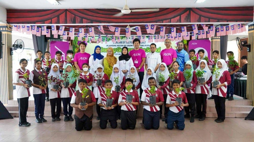 AEON melancarkan program penanaman pokok "Planting Seeds of Growth for Future: Creating Gardens in Schools" di Sekolah Kebangsaan Taman Bukit Maluri, Kepong.
