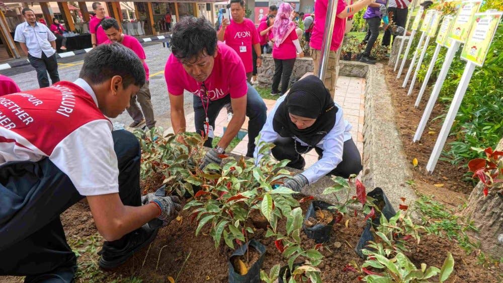 Naoya Okada dan Dr. Zalina Mohd Tahir sama-sama menanam anak pokok di majlis tersebut.