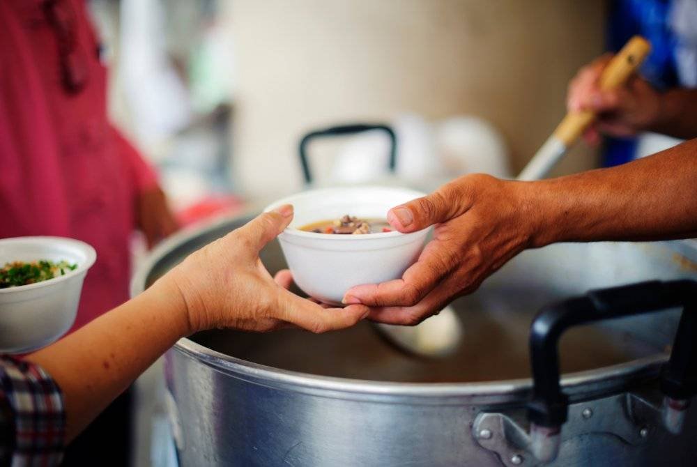 PENJAWAT awam boleh meningkatkan sumbangan mereka kepada masyarakat sama ada melalui kerja-kerja amal, penglibatan dalam aktiviti komuniti atau dengan menyokong perniagaan tempatan. Foto CANVA