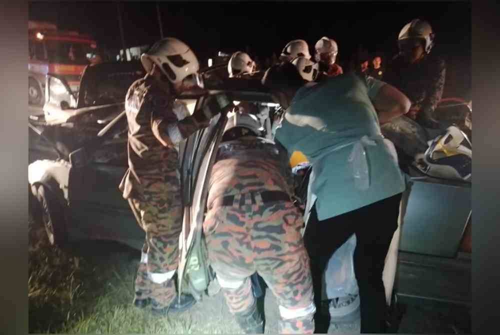 Mangsa yang tersepit berjaya dikeluarkan oleh pasukan bomba dan dihantar ke Hospital Lahad Datu untuk rawatan lanjut.