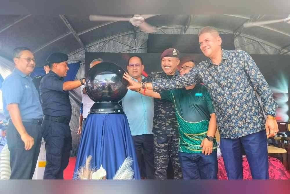Mohd Yusri (tiga dari kanan), Mohd Yusri Othman (dua dari kiri) dan Jasvir (kanan) ketika menyempurnakan perasmian kempen tersebut di Plaza Tol Bentong pada Jumaat.