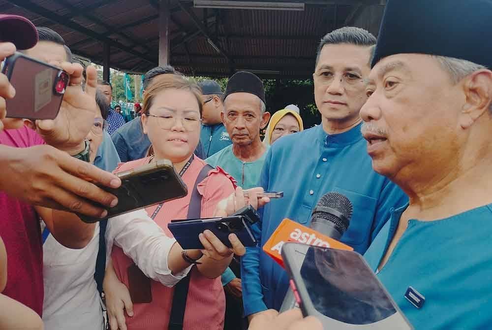 Muhyiddin pada sidang akhbar selepas majlis Kenduri Rakyat di Kampung Bentong, Kluang pada Jumaat.