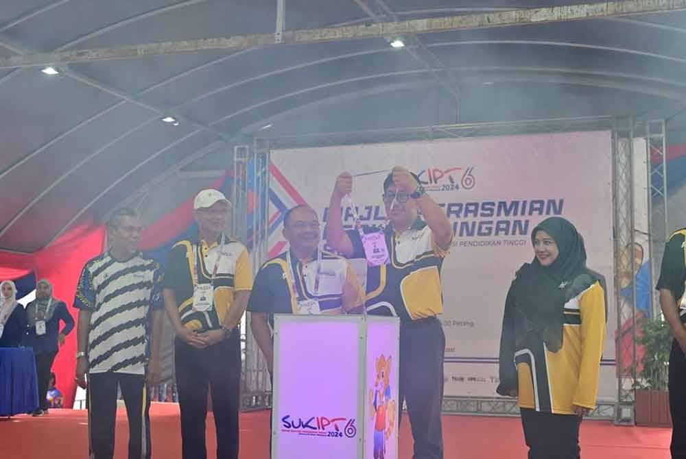 Megat Sany (dua kanan) merasmikan Perkampungan SUKIPT 2024 di Dewan Inasis Petronas, UUM pada Jumaat.