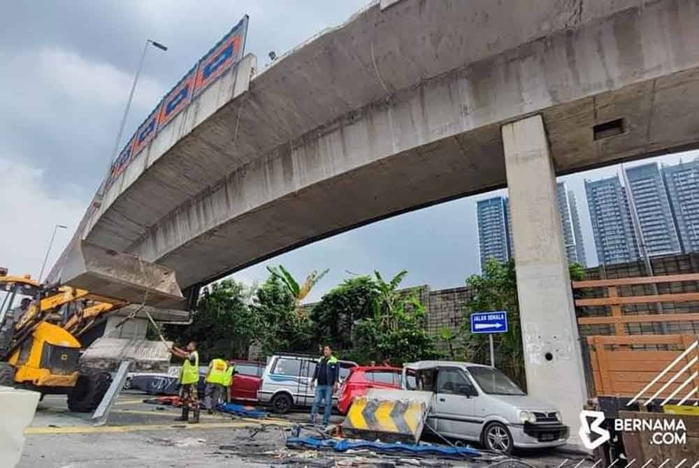 Sebuah kereta jenis Perodua Kenari yang diparkir di bawah jejambat Lebuhraya DUKE rosak selepas terkena dinding batu yang jatuh selepas dilanggar lori dalam kejadian pada Jumaat. Foto Bernama