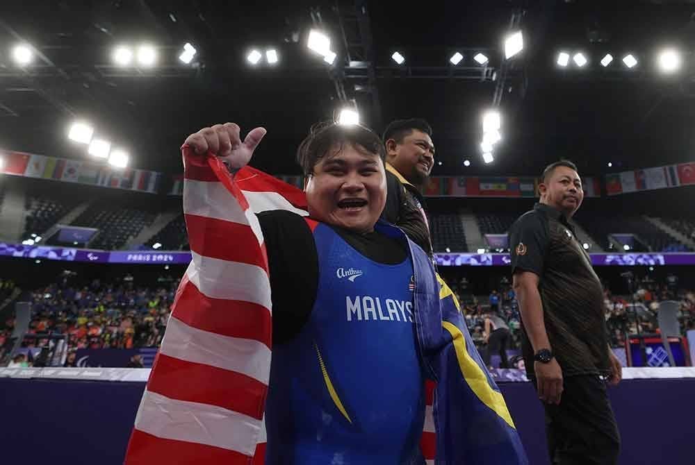 Atlet power lifting negara Bonnie Bunyau Gustin mempertahankan pingat emas Sukan Paralimpik 2024 di Paris selepas menjuarai kategori lelaki 72 kilogram (kg) pada Sukan Paralimpik Paris 2024. Foto Bernama
