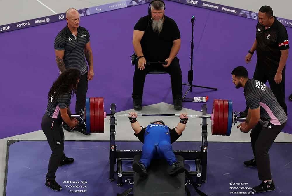Atlet power lifting negara Bonnie Bunyau Gustin beraksi dalam acara 72kg lelaki akhir Sukan Paralimpik Paris 2024 di sini, hari ini. Foto Bernama