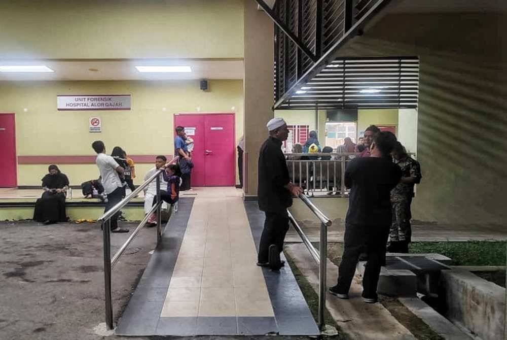 Antara waris dan rakan yang hadir ke pekarangan Unit Forensik Hospital Alor Gajah pada malam Jumaat.