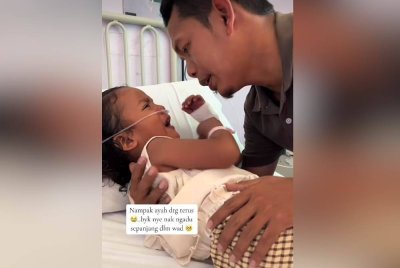 Tangkap layar video menunjukkan Mohamad Hasraf cuba memujuk Nur Aisyah yang sedang mengadu kepadanya.