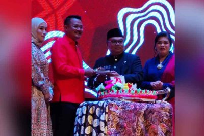 Sigit Suryantoro (dua dari kanan) hadir pada Majlis Sambutan Hari Ulang Tahun Ke-79 Kemerdekaan Republik Indonesia di sini, pada Khamis. Turut hadir, Mohd Hairi (dua dari kiri).