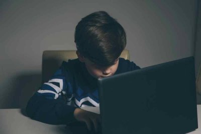 Pihak berkuasa Australia mengeluarkan amaran berhubung peningkatan kes kanak-kanak terjerumus dalam menghasilkan kandungan seksual dan ganas secara dalam talian. Gambar Hiasan (123rf)