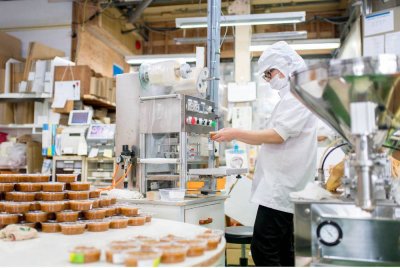 PRODUK yang mendapat Sijil Pengesahan Halal Malaysia JAKIM boleh dieksport ke luar negara untuk pasaran yang lebih meluas. Foto CANVA