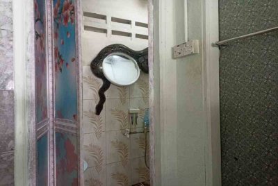 Sebuah keluarga di Rumah Rakyat Padang Lebar, Batu Kikir di sini dikejutkan dengan kehadiran seekor ular sawa batik seberat 15 kilogram yang tiba-tiba jatuh dari siling rumah mereka, pada Khamis. Foto APM Kuala Pilah)