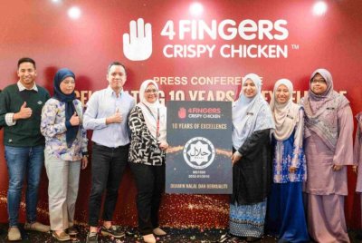 ZARINA (empat dari kiri) menyambut 10 tahun kejayaan 4Fingers di Malaysia baru-baru ini.
