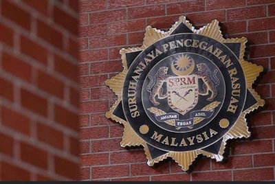 SPRM memulakan siasatan ke atas tuntutan bayaran bagi tender perkhidmatan 1BestariNet Kementerian Pelajaran Malaysia bernilai RM4 bilion yang dianugerahkan kepada YTL Communications Sdn Bhd pada 2011.