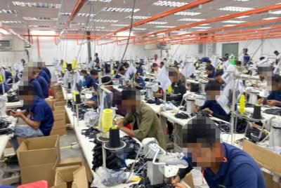 JIM menahan 228 warga asing dipercayai menggunakan perkhidmatan agensi pekerjaan untuk menukar majikan secara tidak sah dalam satu operasi bersepadu di sebuah premis di Lunas, dekat Kulim, Rabu lepas. Foto FB Imigresen Kedah