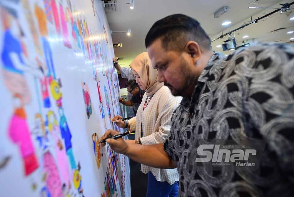 Airol Fadley menandatangani mural 'Boleh' sebagai gimik pelancaran bagi memperkenalkan dua filem pendek itu. Foto Sinar Harian - ASRIL ASWANDI SHUKOR