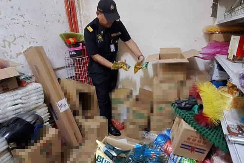 Pemeriksaan Op Samar KPDN menemukan 220 peket minyak masak yang disorok di sebuah premis di Simpang, Taiping. Foto ihsan KPDN Perak