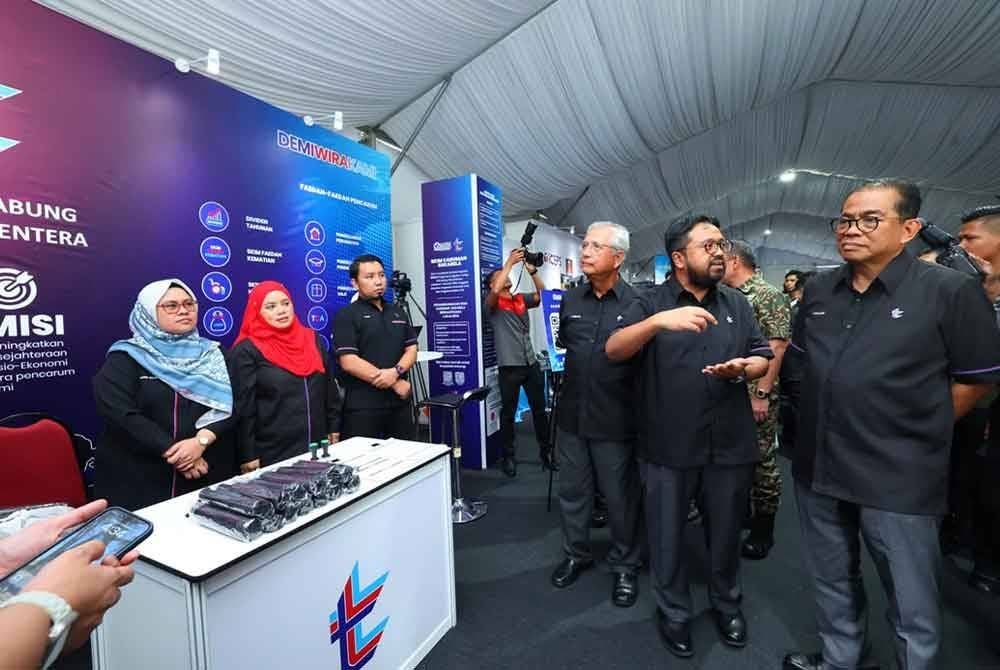 Mohamed Khaled (kanan) meninjau reruai pada program berkenaan.