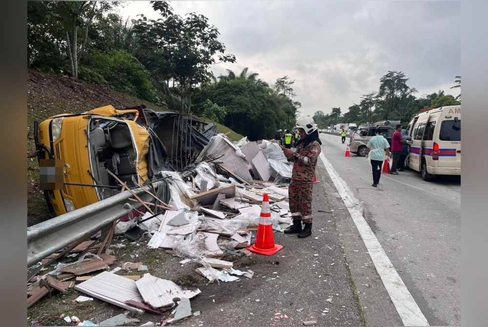 Kemalangan dua kenderaan menyebabkan seorang wanita maut di tempat kejadian. Foto ihsan polis