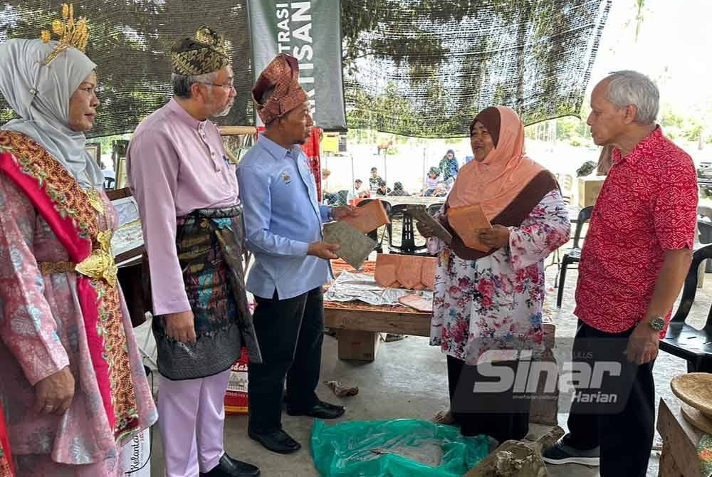 Tetamu kenamaan melawat ke gerai membuat atap singgora. Foto Sinar Harian/ADILA SHARINNI WAHID