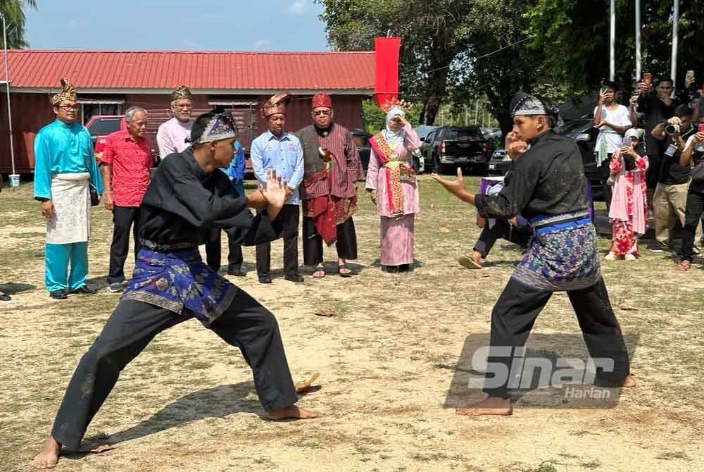 Pertunjukan silat turut diadakan. Foto Sinar Harian/ADILA SHARINNI WAHID