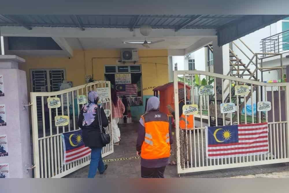 Pegawai JKM ketika membuat pemeriksaan di taska yang meragut nyawa bayi lelaki berusia lapan bulan di Taman Kelemak Utama di sini, pada Jumaat.